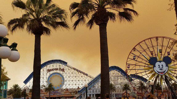 Disneyland Anaheim turned into surreal sight by canyonfire2  (pic: @mustainbinarif)  