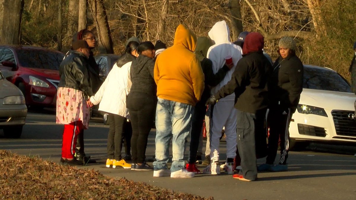 .@TheDurhamPolice officers are  investigating a deadly shooting at the intersection of Elmo & Calvin St where a man was shot and killed about 4 am. Police are still investigating what led up to the shooting and right now there's no information on a suspect