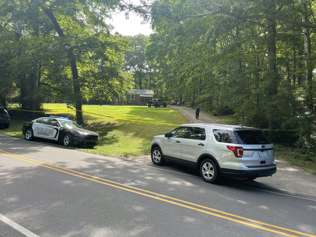 Gastonia- police are on the scene of a shooting involving a bail bondsman.  Investigators say the bondsman shot a man who he was looking for at a home south of town. Watch for updates on this developing story today on eyewitness news at noon and five-thirty