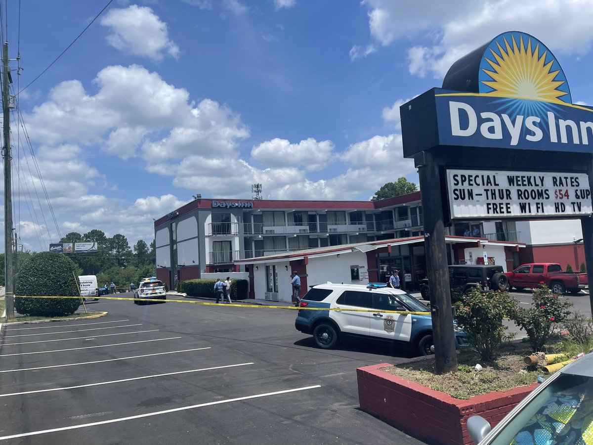 @raleighpolice confirm they're investigating a shooting at the Days Inn on S. Wilmington St. on the Raleigh - Garner line. RPD tells @WRAL 1 man was driven to a hospital with what appear to be non-life threatening injuries