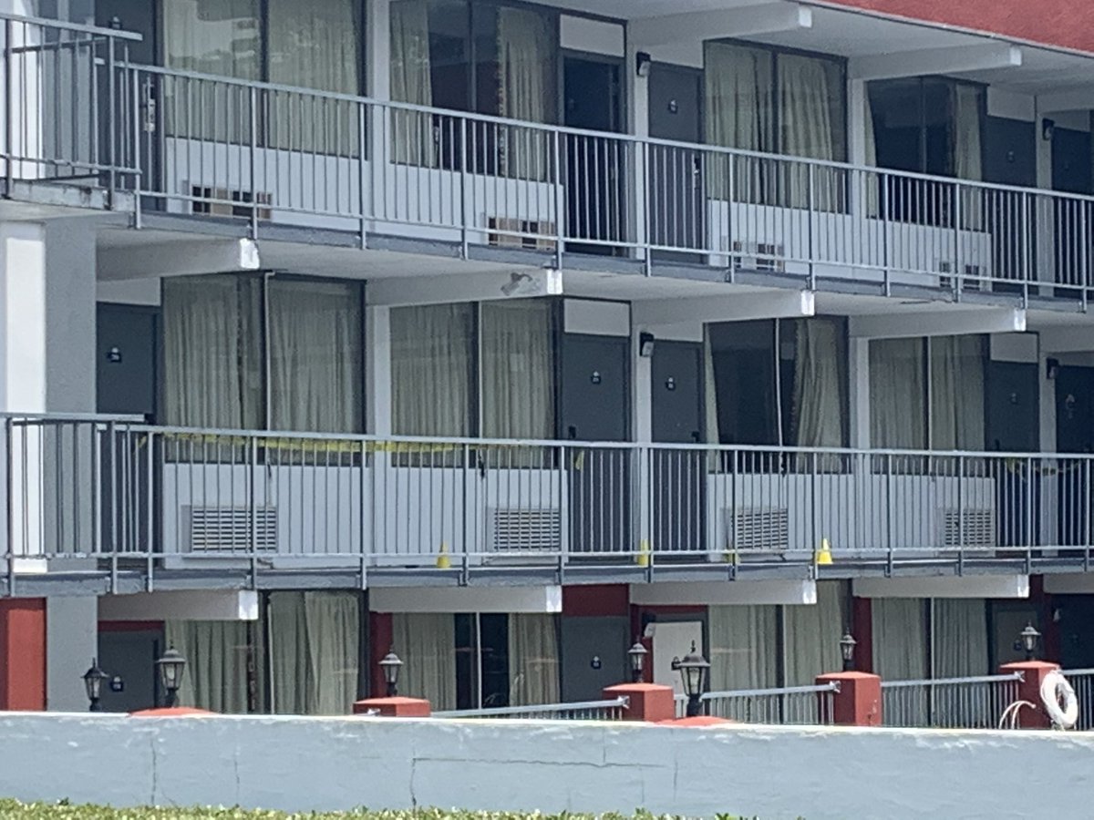 @raleighpolice confirm they're investigating a shooting at the Days Inn on S. Wilmington St. on the Raleigh - Garner line. RPD tells @WRAL 1 man was driven to a hospital with what appear to be non-life threatening injuries