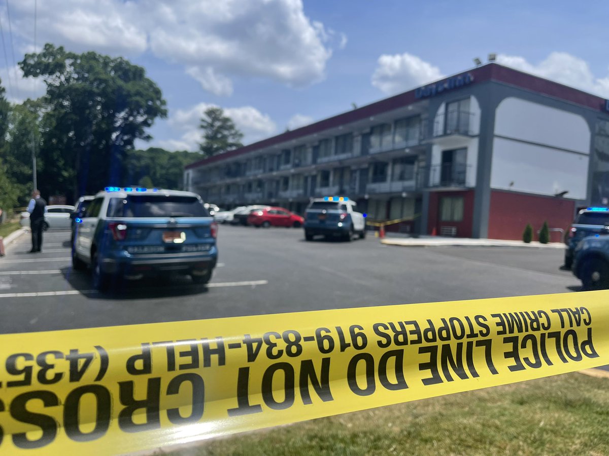 @raleighpolice confirm they're investigating a shooting at the Days Inn on S. Wilmington St. on the Raleigh - Garner line. RPD tells @WRAL 1 man was driven to a hospital with what appear to be non-life threatening injuries