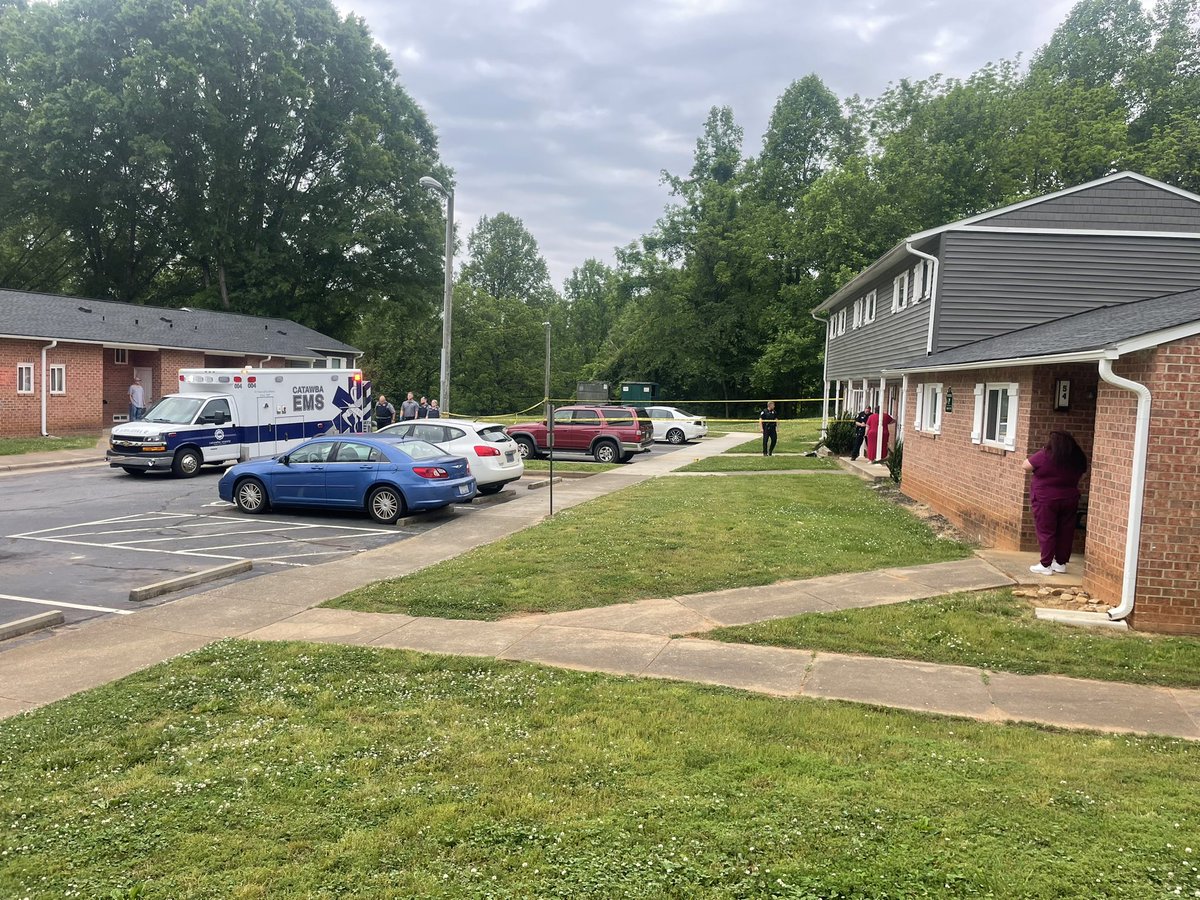 Catawba Co- police are on the scene of a shooting in southeast Hickory at the Wimberly Crossings Apartments.   Eyewitnesses described hearing four to five shots.   No word yet on the condition of the man who was struck.