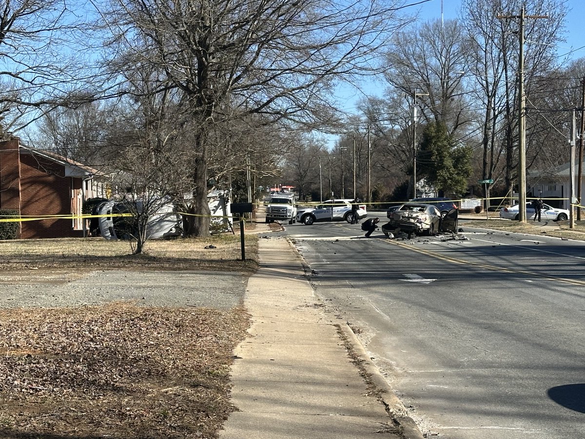 3 injured in serious crash along The Plaza in east Charlotte: Medic